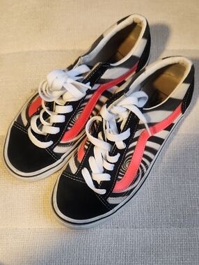 Black and Pink Low-Top Skate Shoes